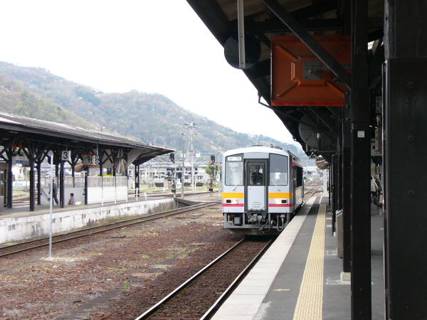 津山駅に停車中の姫新線佐用行きキハ１２０